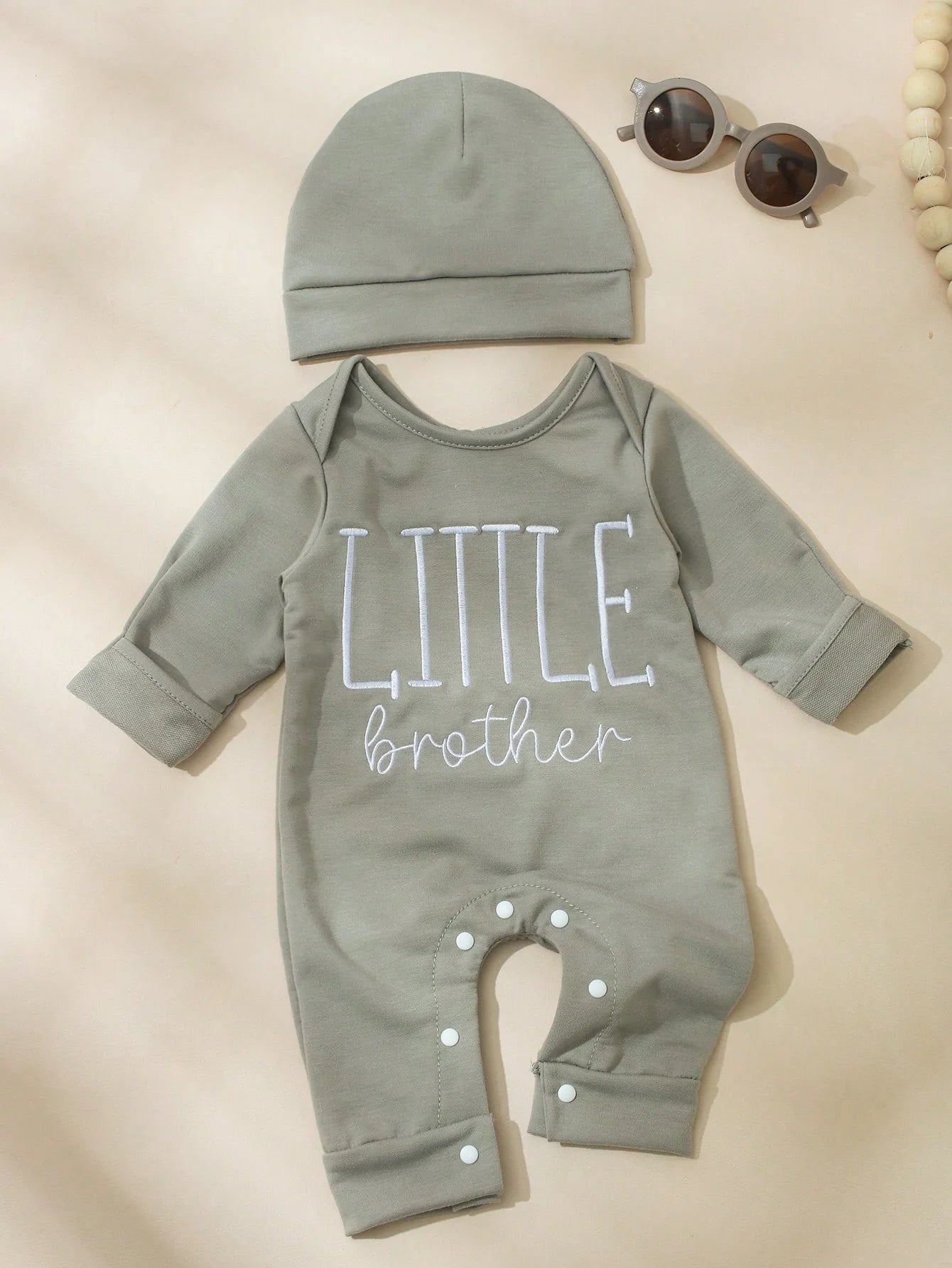 Matching hat and casual bodysuit set for baby boys