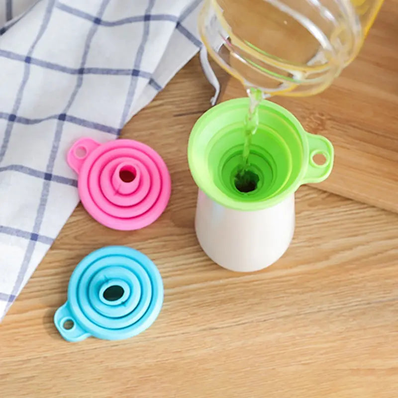 Household Telescopic Funnel Kitchen Tool - High Temperature Resistant Mini Folding Funnel - 4 Colors Available